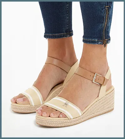 TOMMY HILFIGER WEDGE SANDAL CAMEL
